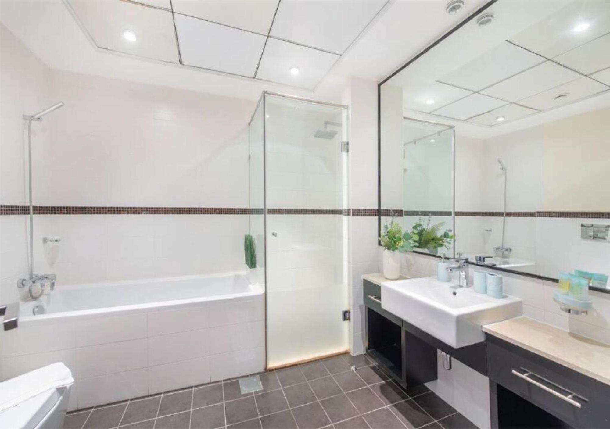 Apartment Summer Getaway - 2 Bed, 10min Walk To *
